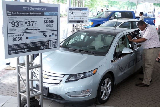 Image: Transportation Secretary LaHood And EPA Head Jackson Make Fuel Economy Announcement